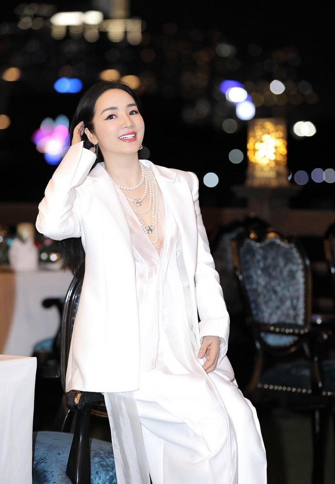 Hoa hậu Giáng My đẹp kiêu sa với trang phục trắng dự sự kiện.