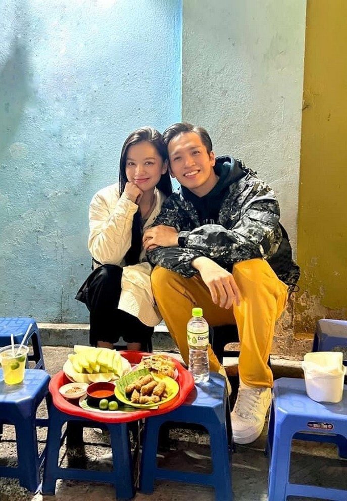 Bạch Công Khanh cùng Lê Hạ Anh dạo phố, ăn vặt vỉa hè khi ra Hà Nội.