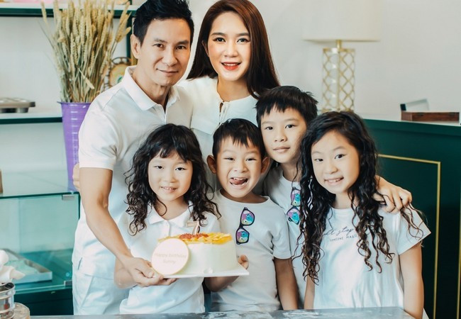 Lý Hải cùng bà xã Minh Hà và bốn con hào hứng làm bánh kem, trang trí nhà cửa những ngày cuối năm.