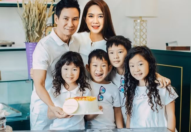 Lý Hải cùng bà xã Minh Hà và bốn con hào hứng làm bánh kem, trang trí nhà cửa những ngày cuối năm.