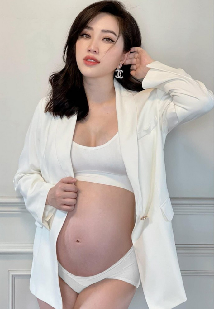 Bảo Thy chia sẻ lại khoảnh khắc tháng cuối thai kỳ qua ống kính của ông xã.