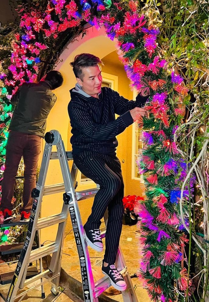 Đàm Vĩnh Hưng được một fan ruột thuê trang trí Noel cho nhà tại Mỹ.