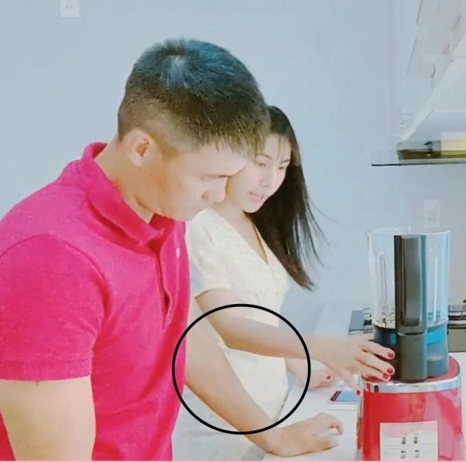 Những hình ảnh xuất hiện khiến nhiều người hoài nghi Thủy Tiên đang có tin vui. 2Sao.vn đã liên hệ với Thủy Tiên để lắng nghe chia sẻ, song nữ ca sĩ không trả lời về tin đồn đang lan truyền.