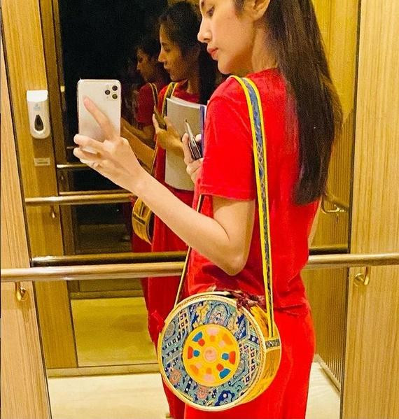 Trước đó, Thủy Tiên cũng nhiều lần bị đồn mang bầu lần hai bởi loạt khoảnh khắc diện váy rộng thùng thình lộ bụng lùm lùm. Có những lần bà xã Công Vinh phủ nhận, có lần lại lặng im.