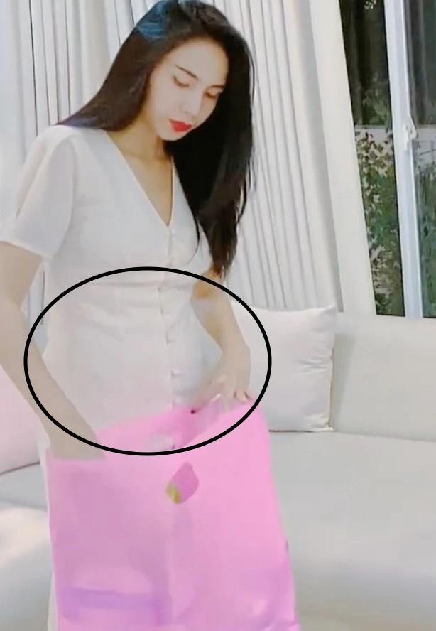 Cách đây vài tháng, trong đoạn clip trò chuyện cùng ông xã Công Vinh trong biệt thự triệu đô, nữ ca sĩ ở nhà mặc trang phục khá đơn giản với đầm trắng ôm eo để lộ vòng 2 khá lớn.