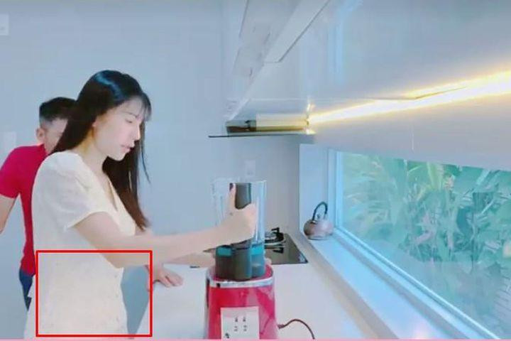 Dù là góc nghiêng hay chính diện, giọng ca "Ngôi nhà hạnh phúc" vẫn để lộ bụng lớn bất thường.