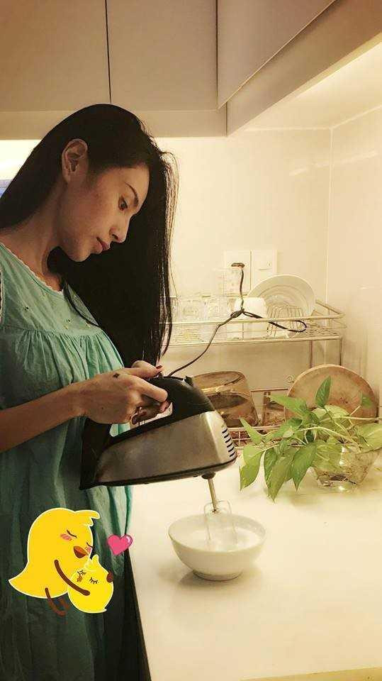 Hình ảnh Thủy Tiên diện đầm rộng thùng thình tự tay làm đồ ăn cho gia đình từng gây bão vì nghi cô bầu bí lần hai vào năm 2017.