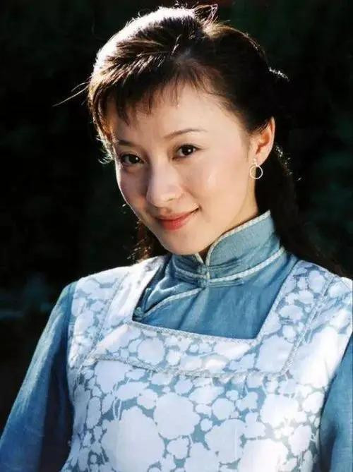 Khác với nhân vật trong phim Tân dòng sông ly biệt, ngoài đời Từ Lộ lại có cuộc sống khá hạnh phúc và viên mãn. Người đẹp sinh năm 1975 tại Thẩm Dương, tốt nghiệp Học viện Hý kịch Thượng Hải. Cô sớm bén duyên với nghệ thuật và tham gia nhiều bộ phim nổi tiếng, trong đó có Kim Phấn Thế Gia, Ngô Đồng Vũ, Bao Nhiêu Tình Yêu Có Thể Quay Trở Lại...