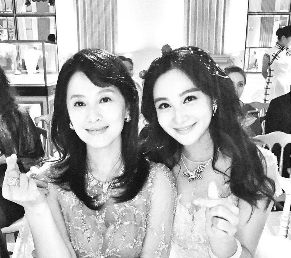 Là người khá kín tiếng trong đời sống riêng tư, tuy nhiên qua những hình ảnh trên mạng xã hội, có thể thấy cuộc sống hạnh phúc, vui vẻ của Từ Lộ.