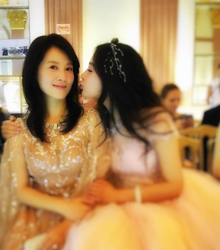 Theo tiết lộ, hiện tại Từ Lộ sống cùng ông xã trong một căn biệt thự tại Bắc Kinh. Cặp đôi có 1 con gái đang theo học ngành điện ảnh tại Mỹ.