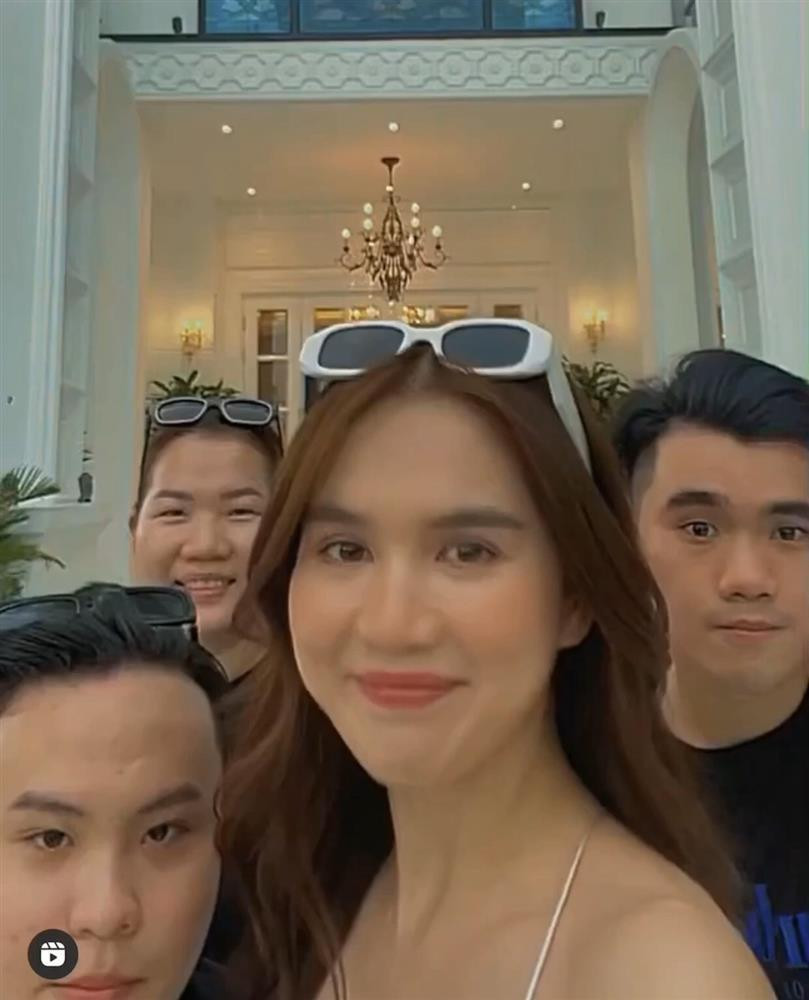 Ngọc Trinh xem ra có sở thích diện đồ "đánh đố" con mắt người nhìn, điển hình như khoảnh khắc cô gây lầm tưởng đang tung tăng chạy nhảy trong bộ dạng... "bán nude" trước đây.