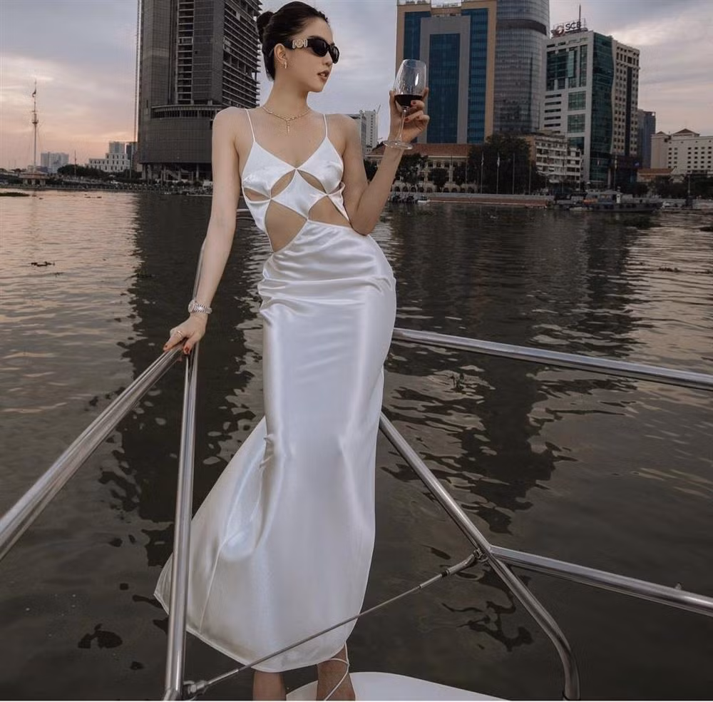 Thành thử ra, nhìn từ xa Ngọc Trinh trông không khác nào diện chiếc váy 2 dây như phơi bày điểm nhạy cảm trước bàn dân thiên hạ.