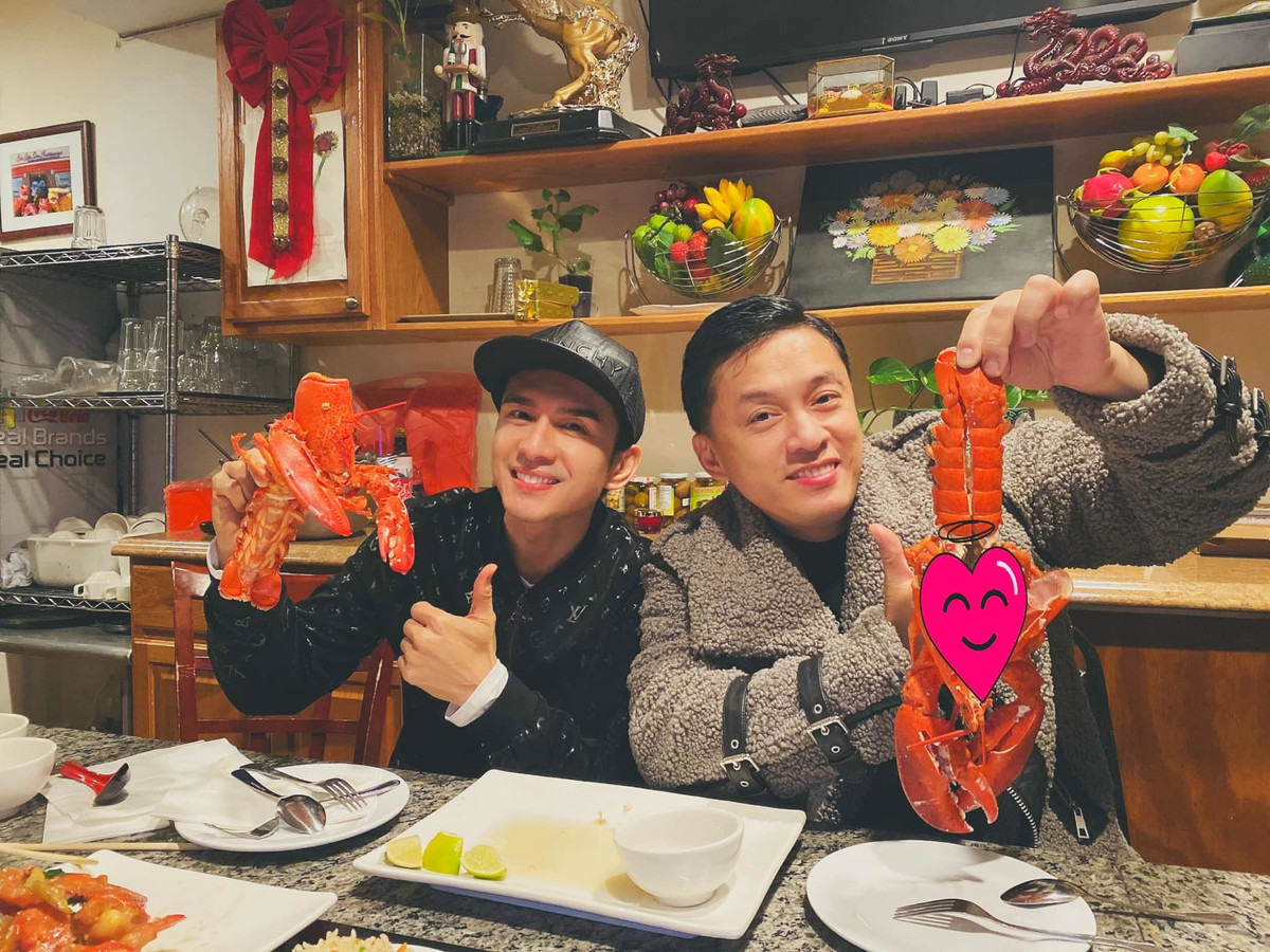 Đan Trường và Lam trường có dịp hội ngộ tại Mỹ khi đi diễn. Cả hai tranh thủ đi ăn cùng nhau.