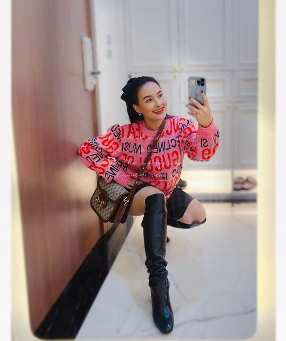 "Gái hai con" Bảo Thanh học bắt trend của giới trẻ và cái kết: "Già rồi bắt trend khó ghê. Chụp được cái ảnh tí thì ngã bổ chửng". 