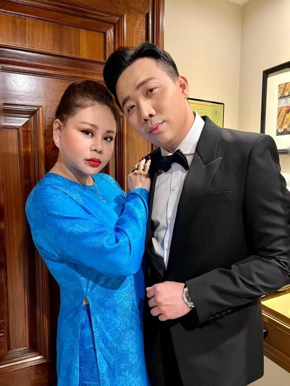 Từng bị fan "la ó" khi để tóc dài, giờ Trấn Thành đã tút tát lại. Hình ảnh mới nhất của nam MC nổi tiếng khi dự sự kiện nhận được "cơn mưa" lời khen.