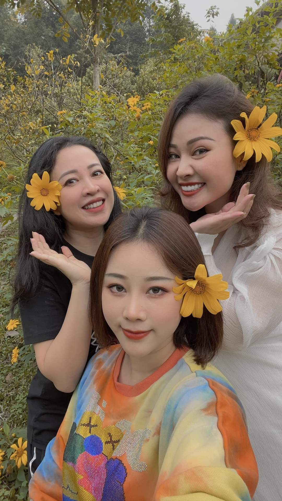 Sao Việt hôm nay 22/11: Vợ của 'ông hoàng nhạc đỏ' cũng có dịp bên nhau.