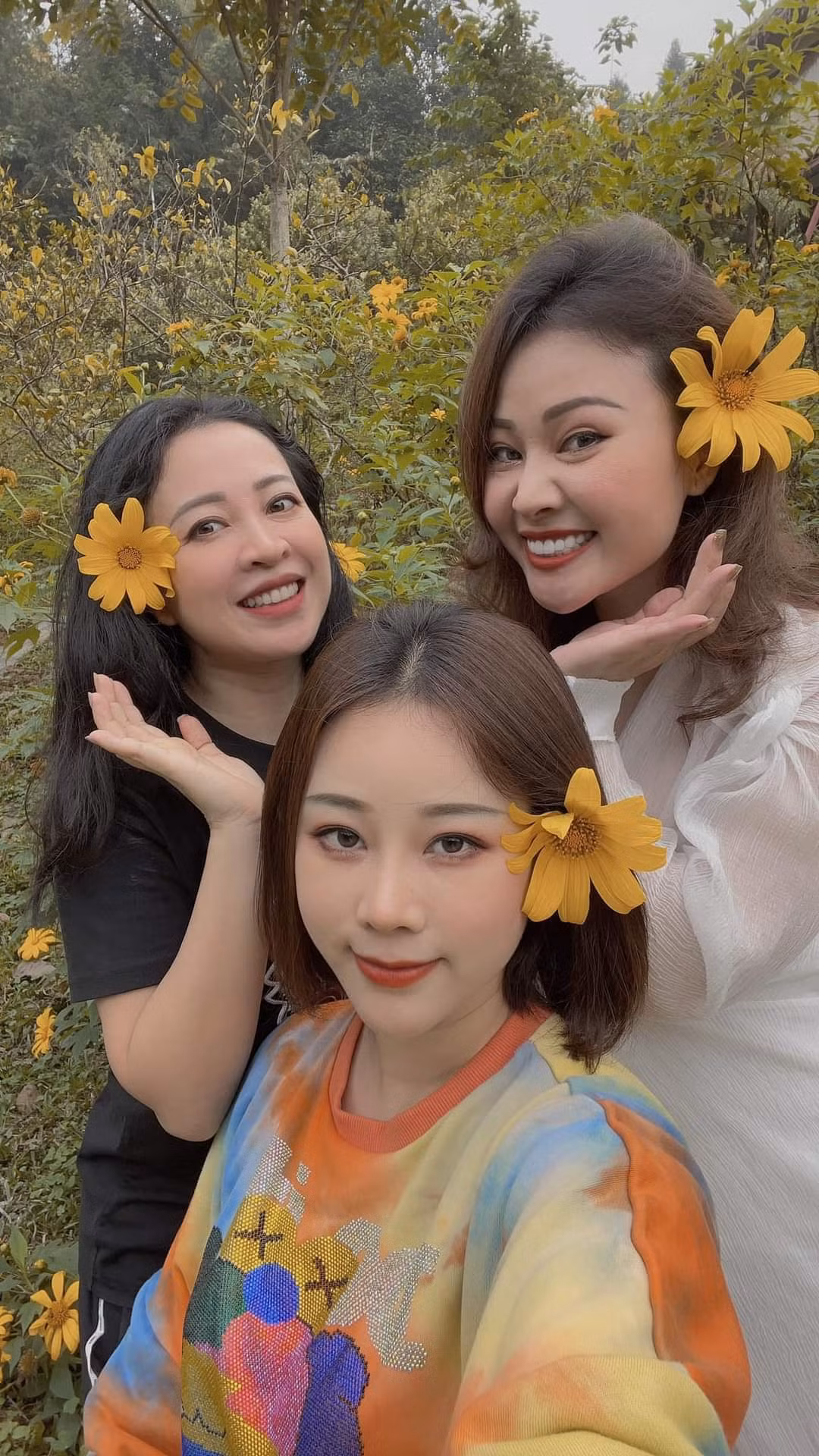 Sao Việt hôm nay 22/11: Vợ của 'ông hoàng nhạc đỏ' cũng có dịp bên nhau.