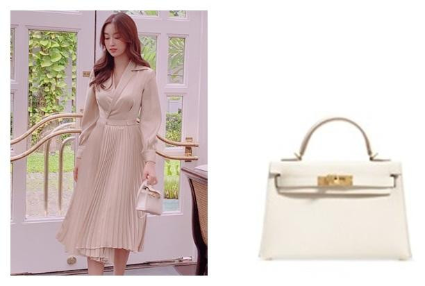 Mới nhất, Hoa hậu Việt Nam 2016 gây chú ý khi xả loạt ảnh ăn diện xinh đẹp hệt "nàng thơ". Bóc giá chiếc túi nhỏ xinh trên tay người đẹp mà nhiều người bất ngờ vì giá tiền "tỉ lệ nghịch" với kích thước. Mẫu Hermès Kelly dáng mini này có giá hơn 91 triệu đồng và được Đỗ Mỹ Linh phối ton-sur-ton cùng váy xếp ly hóa tiểu thư đài các. Nhiều người cho rằng việc nàng hậu chi mạnh tay mua những món đồ hiệu đắt tiền để "nâng cấp" hình ảnh là điều hoàn toàn phù hợp. Một số khác còn bày tỏ sự thích thú với hình ảnh cô hoa hậu sang chảnh, thời thượng của Mỹ Linh hiện tại. 