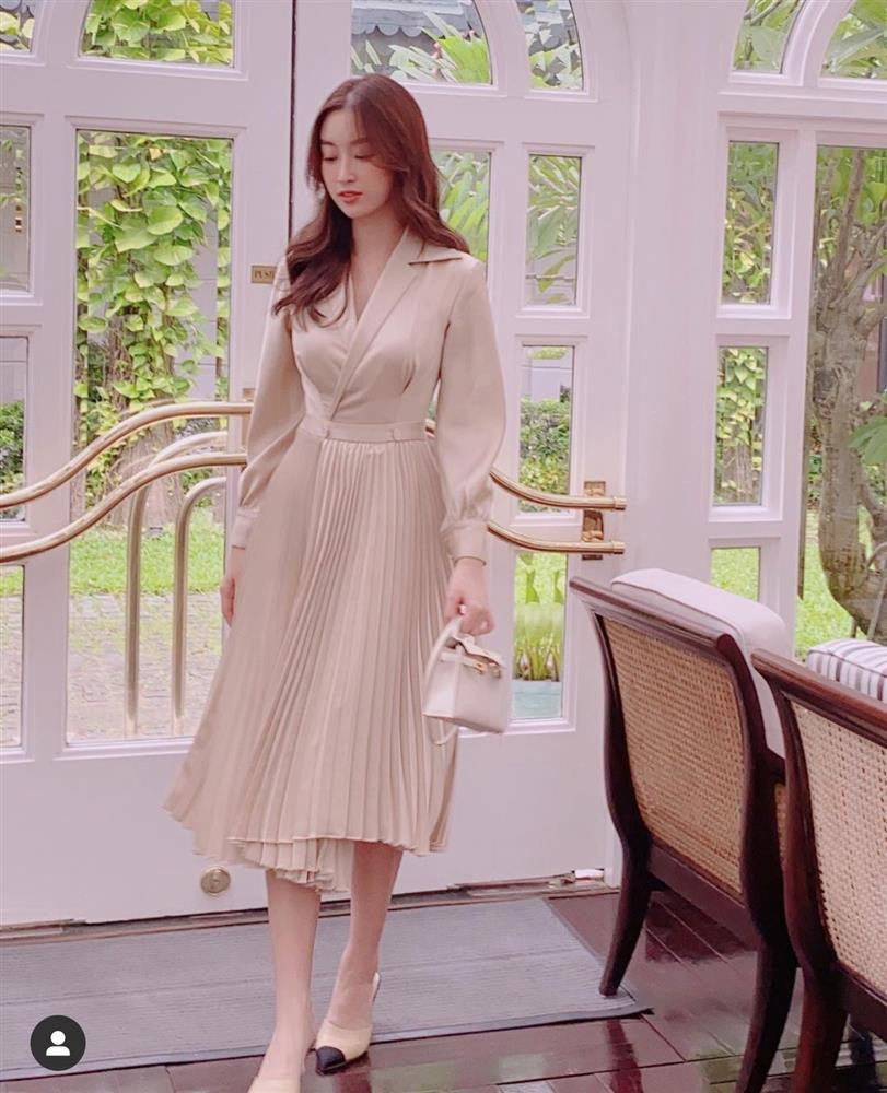 Sau 5 năm đăng quang, Đỗ Mỹ Linh ngày càng được nhiều khán giả ngưỡng mộ bởi nhan sắc nâng tầm cùng vóc dáng đáng mơ ước. Từ thời gắn với biệt danh "Hoa hậu nghèo nhất" đến nay, cô đã "lên hương" một cách khó tin từ lối sống đến style ăn mặc. Bên cạnh việc "nhập team" chị em "nhà giàu" với Hương Giang khi liên tục xuất hiện trên sân golf, cô còn gây ấn tượng nhờ thường xuyên xách loạt túi xa xỉ, tổng giá trị lên tới cả tỷ đồng.