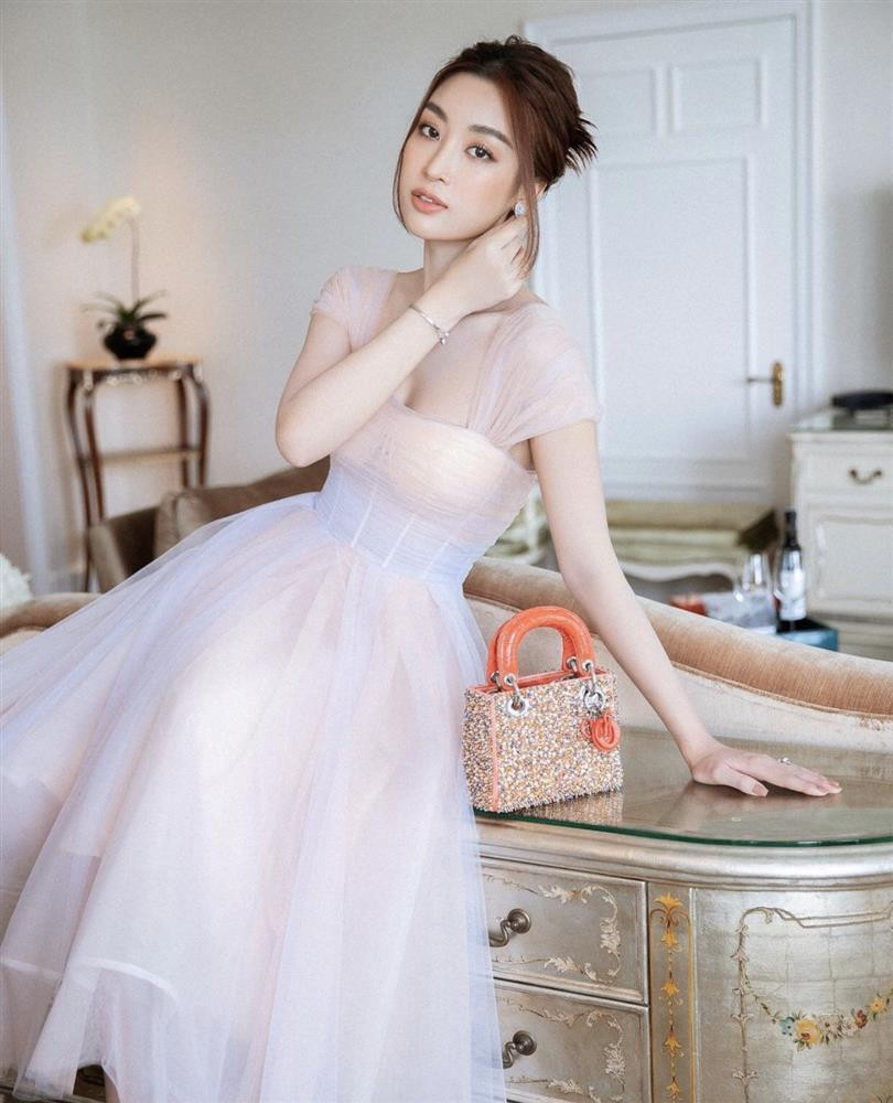 Túi mini Lady Dior phiên bản tay cầm da cá sấu, đính hạt sequin nhiều màu có giá thấp nhất là gần 100 triệu đồng.