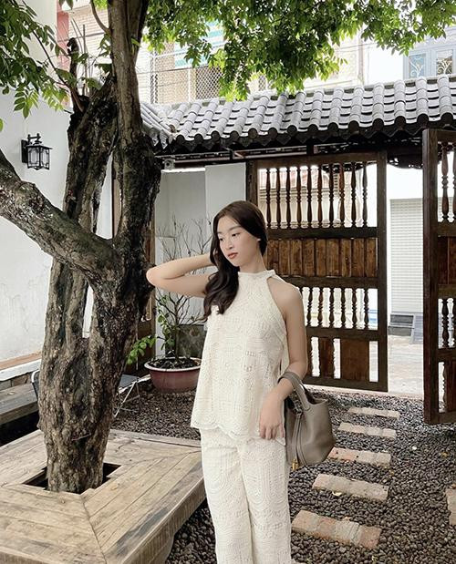 Hermès Picotin có giá 87 triệu đồng được Hoa hậu Đỗ Mỹ Linh sử dụng cùng trang phục hoa ren trắng. Đây cũng là tông màu được hoa hậu yêu thích và thường xuyên chọn lựa để mix đồ street style và tham gia các sự kiện.