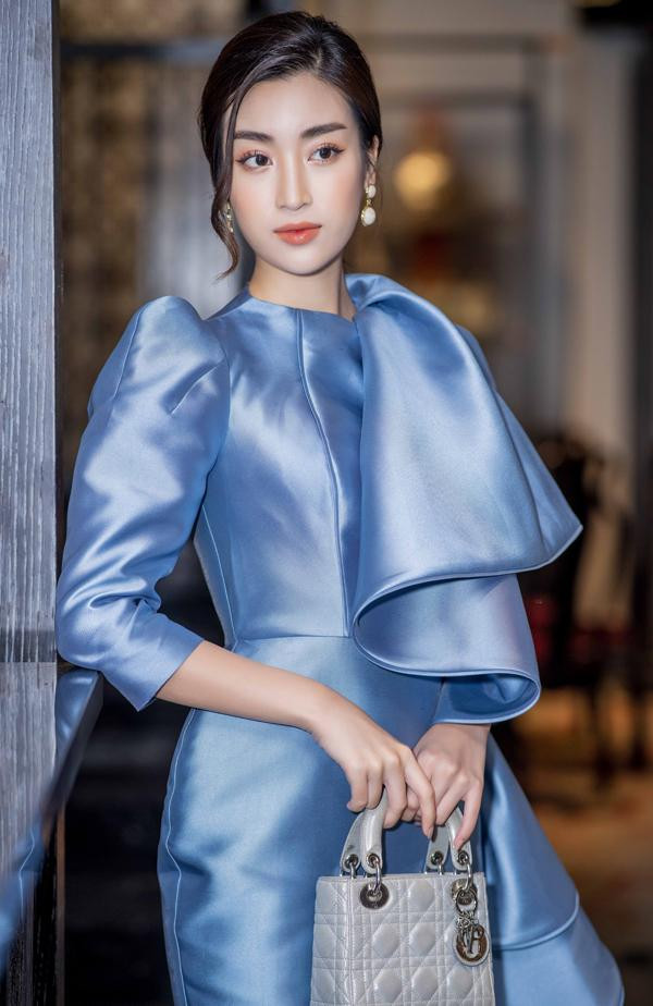 Nàng hậu sinh năm 1996 sở hữu đến vài chiếc túi Lady Dior đủ màu sắc và nhiều size khác nhau, giá dao động khoảng 50 - 80 triệu đồng.