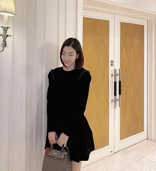 Mẫu Hermès Kelly này có giá hơn 450 triệu đồng là sản phẩm đắt nhất trong BST túi của chân dài.