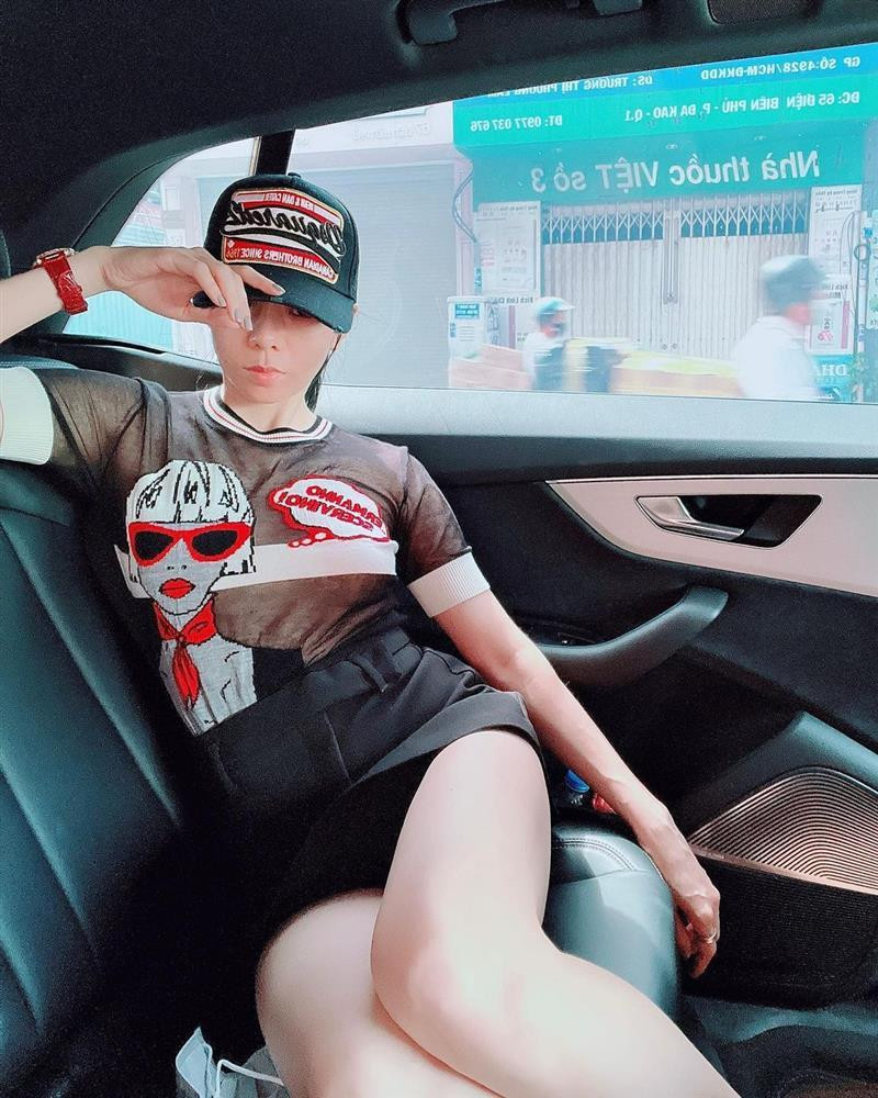 br/> Có thể khẳng định luôn Lệ Quyên là một trong những nghệ sĩ nữ có khối lượng tài sản khá khủng của Vbiz. Tuy nhiên, ngoài việc chi tiền khủng cho những món đồ hàng hiệu hay xây biệt thự thì Lệ Quyên có khi nên cân nhắc học thêm khóa tạo dáng chụp ảnh. Mới đây, khi khoe ảnh check-in trong xế hộp 20 tỷ của mình, Lệ Quyên khiến fan ngán ngẩm vì kiểu ngồi không thể mê nổi.