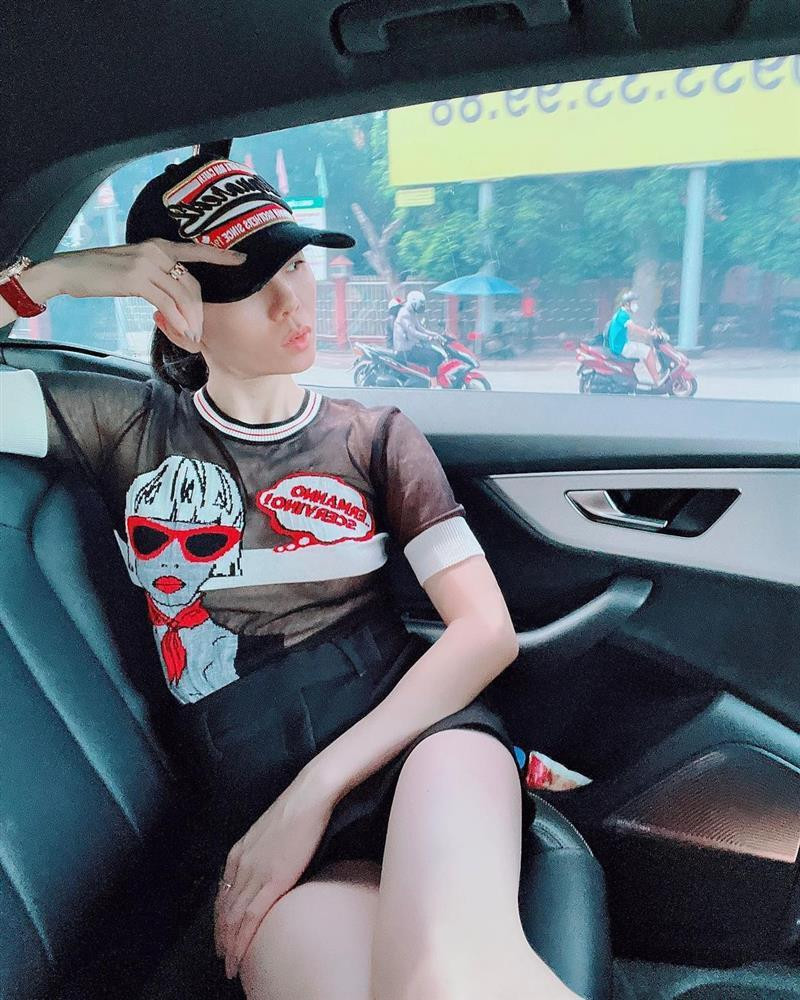 Mặc một chiếc áo xuyên thấu cực kỳ táo bạo và quần short giả váy, Lệ Quyên tóm nhẹ lấy vành mũ để tạo dáng chuẩn phong cách sporty chic. Tuy nhiên, chiếc quần quá ngắn và kiểu hướng trực diện vào ống kính của ca sĩ Lệ Quyên chẳng khác nào "chiếu tướng" nơi nhạy cảm vào người đối diện. Dù có lấy tay che lên đùi nhưng góc chụp này thực sự kém duyên và không tinh tế.