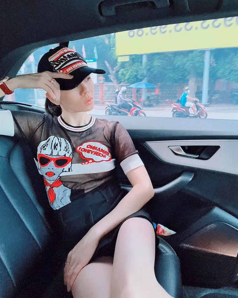 Mặc một chiếc áo xuyên thấu cực kỳ táo bạo và quần short giả váy, Lệ Quyên tóm nhẹ lấy vành mũ để tạo dáng chuẩn phong cách sporty chic. Tuy nhiên, chiếc quần quá ngắn và kiểu hướng trực diện vào ống kính của ca sĩ Lệ Quyên chẳng khác nào "chiếu tướng" nơi nhạy cảm vào người đối diện. Dù có lấy tay che lên đùi nhưng góc chụp này thực sự kém duyên và không tinh tế.