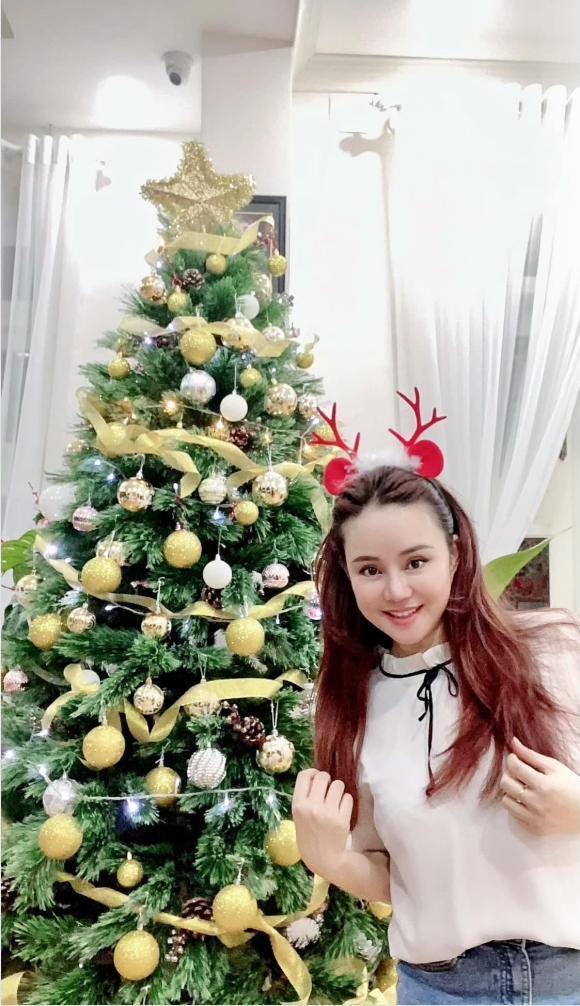 Vy Oanh trang trí cây thông đón Giáng Sinh.