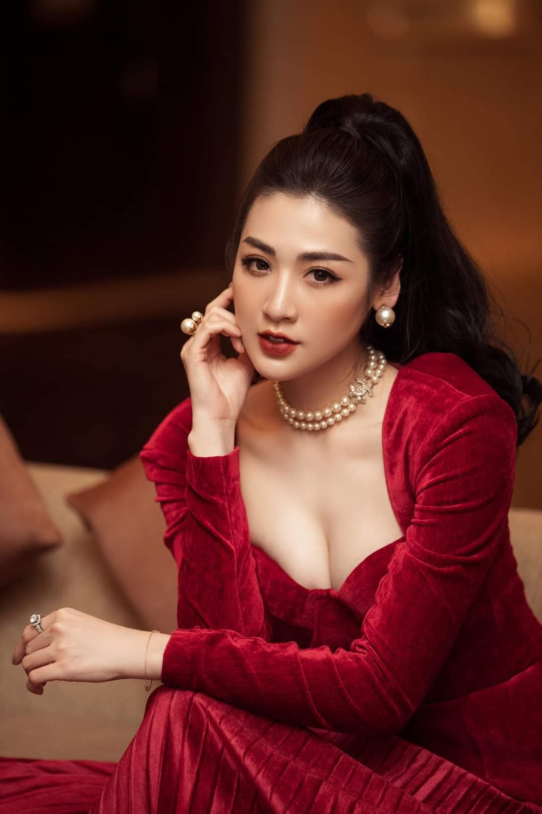 Á hậu Tú Anh xinh đẹp, cuốn hút.