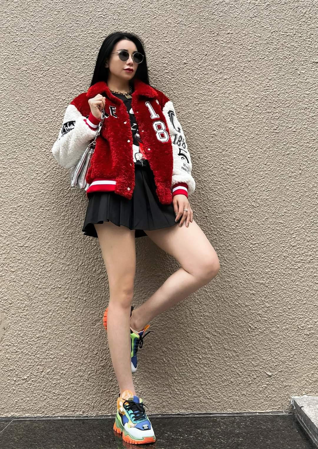 Trà Ngọc Hằng sành điệu dạo phố.