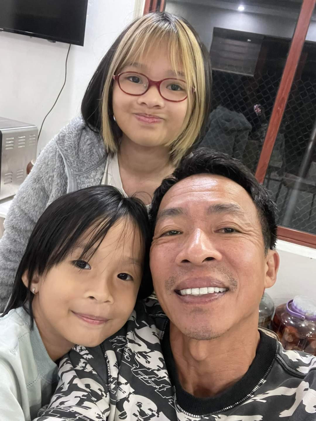 Sao Việt hôm nay 30/11: Hai con gái của ca sĩ Việt Hoàn.