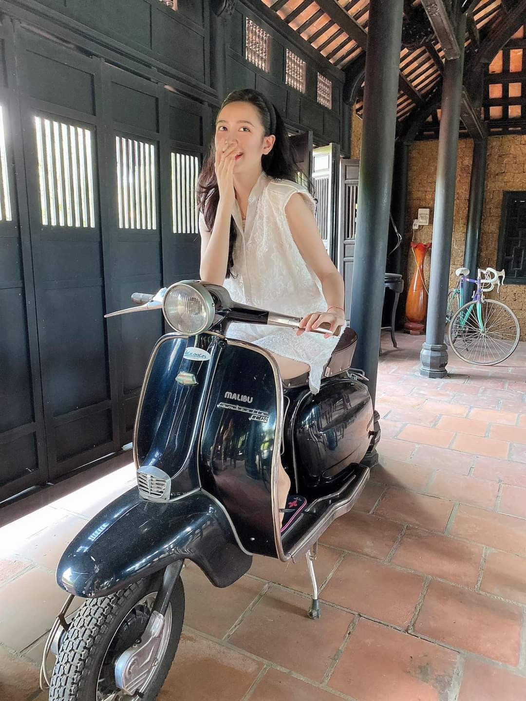 Diễn viên Kim Oanh xinh đẹp bên xe cổ.