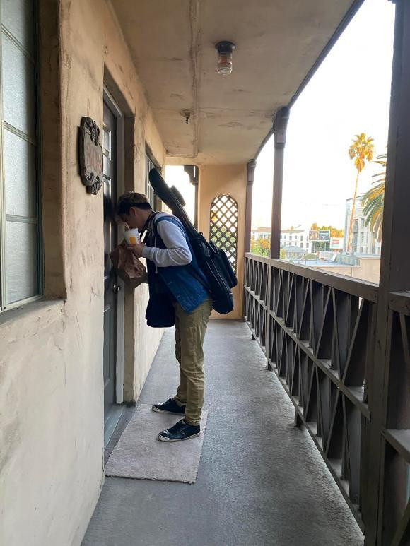 Bằng Kiều xót xa cho con trai cả, anh viết trên trang cá nhân: ''Ngày trước bố một mình đạp xe đi học Nhạc viện bao nhiêu năm, cũng thấy bình thường. Chả sao! Giờ con đi học kể cả bố mẹ đưa đón các kiểu, nhưng mà thấy con cũng lầm lũi một mình đi từ dưới lên apartment thôi mà sao thương thế cơ chứ''.