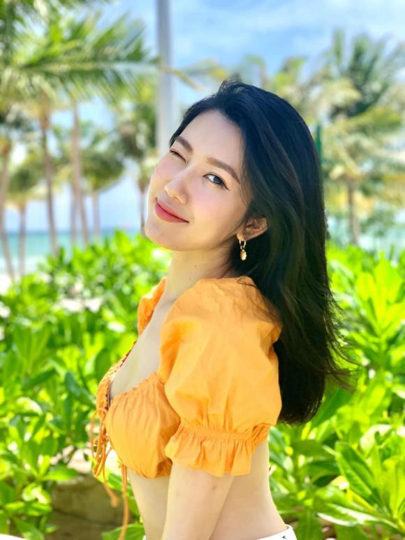 Thúy Ngân mượn lời bài hát để viết: "Anh sẽ chống lại cả thế giới để yêu em đến già".