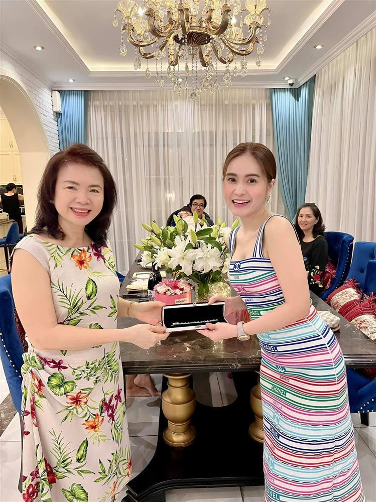 Trên trang cá nhân, nữ đại gia chia sẻ: "Chúc mộng chè (mẹ chồng) sinh nhật vui thật vui, 67 tuổi mà đẹp gái quá trời. Thương lắm à nha". Dù là bữa tiệc tổ chức tại nhà nhưng không chỉ cô mà các thành viên khác cũng "lên đồ" rất chỉn chu. Tại đây, cô tặng cho mẹ vòng đeo tay kim cương có giá 130 triệu đồng.