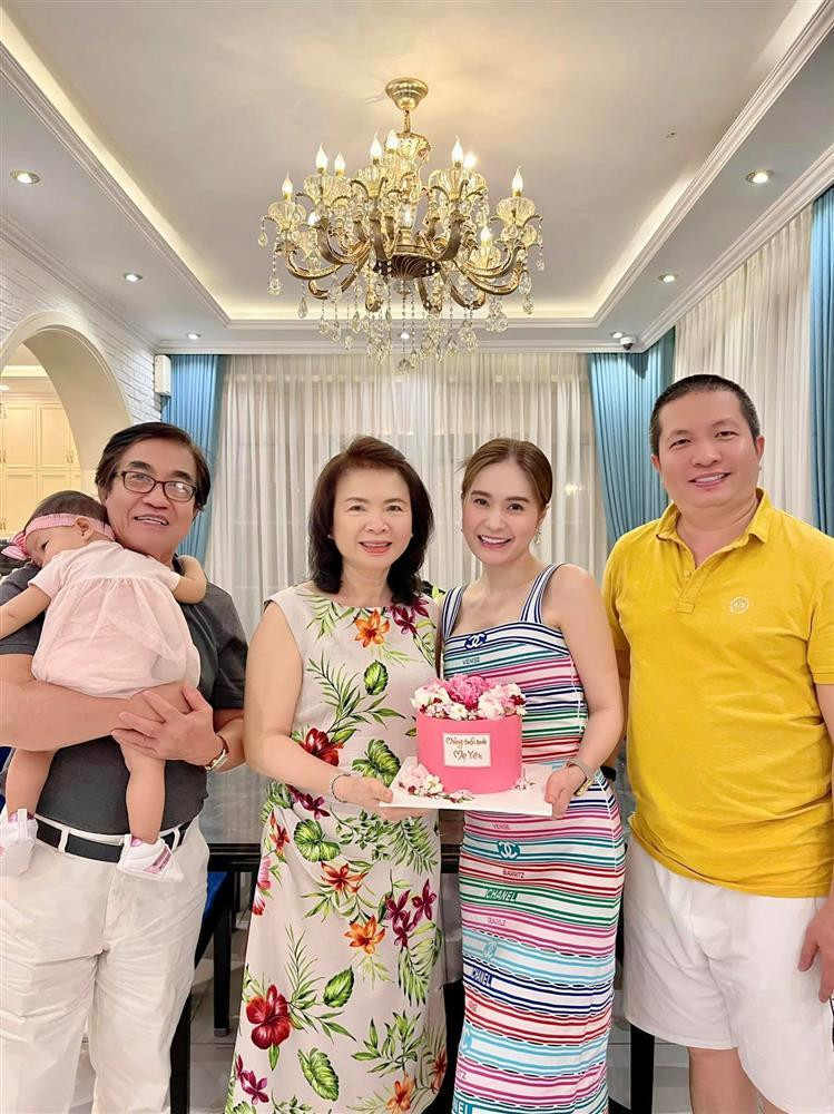 br/> Nữ đại gia Đoàn Di Băng trong tiệc sinh nhật của mẹ chồng mới đây đã khiến khán giả trầm trồ về sự sang chảnh của mình. Bên cạnh hình ảnh quây quần của gia đình và độ lung linh của cơ ngơi phía sau, người hâm mộ chú ý hơn cả đến mẫu váy màu mè cô đang diện.