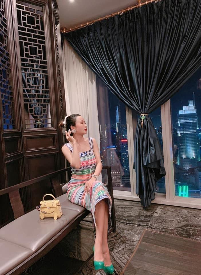 Một mỹ nhân khác là vợ đại gia Minh Nhựa cũng có màn "lên đồ" tương tự Lệ Quyên trong chiếc váy Chanel huyền thoại.