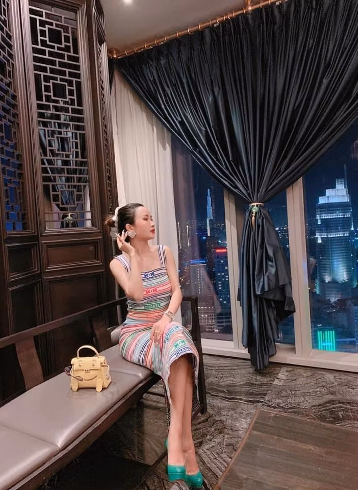 Một mỹ nhân khác là vợ đại gia Minh Nhựa cũng có màn "lên đồ" tương tự Lệ Quyên trong chiếc váy Chanel huyền thoại.