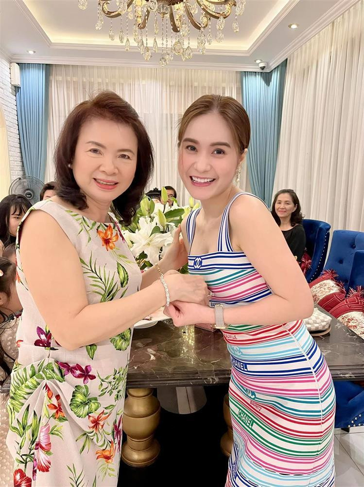 Người đẹp diện mẫu váy dáng dài của nhà mốt Chanel nổi bật với các đường viền màu sắc trên nền trắng. Di Băng phối thêm đồng hồ Hublot và khuyên tai đắt đỏ, nâng tầm trang phục.