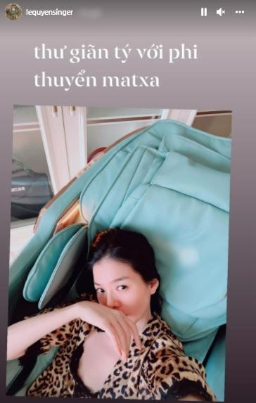 Trong đoạn story trên Instagram, Lệ Quyên thả dáng trong bộ đồ ngủ da báo cực kỳ sexy với chú thích: "Hiền quá nên mặc hổ báo cho mạnh mẽ". Tuy nhiên, sự mạnh mẽ mà giọng ca "Nếu Em Được Chọn Lựa" hơi quá bởi nhìn thoáng qua, phần vòng 1 lấp ló dưới bộ váy ngủ nhìn phẳng lì như đàn ông vậy.