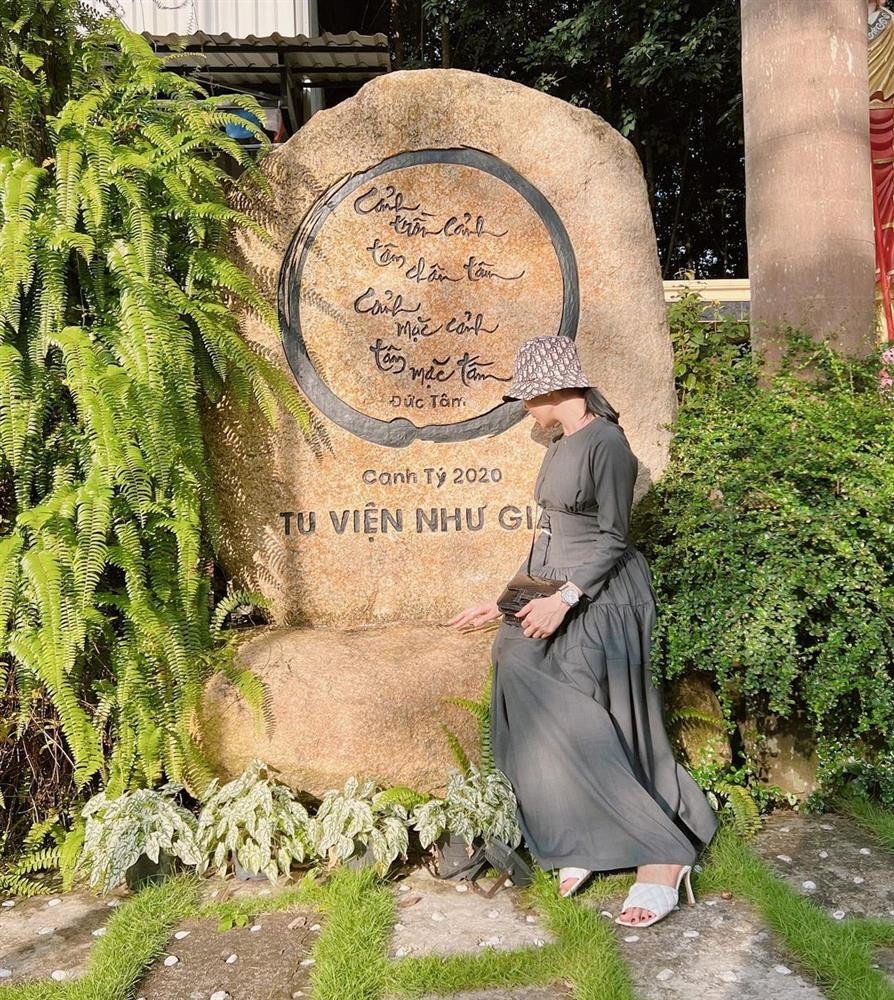 Trong bức ảnh khác mà Lệ Quyên chia sẻ trên trang cá nhân, nữ ca sĩ sinh năm 1981 trông vẫn eo ót dù vòng 1 cũng mất tăm trong bộ váy.