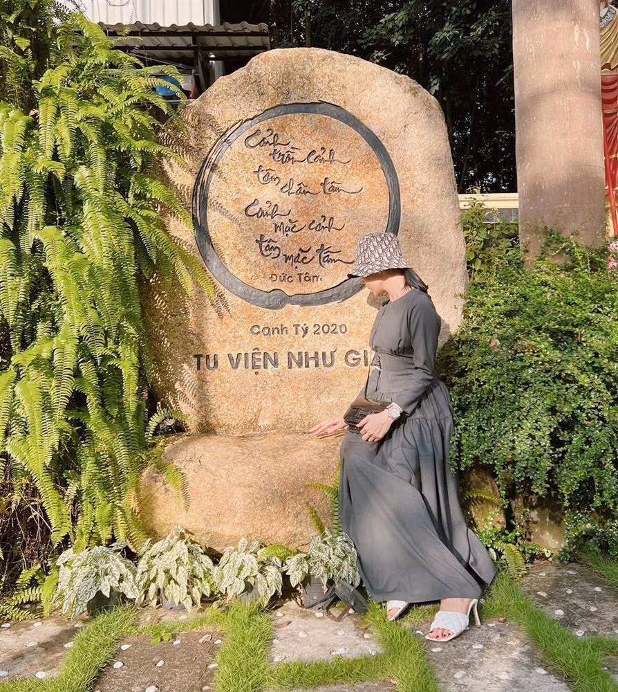 Trong bức ảnh khác mà Lệ Quyên chia sẻ trên trang cá nhân, nữ ca sĩ sinh năm 1981 trông vẫn eo ót dù vòng 1 cũng mất tăm trong bộ váy.