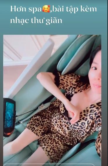 Vì cao hứng, Lệ Quyên chuyển camera rộng ra lại lộ thêm vòng 2 lùm lùm như đang mang bầu.