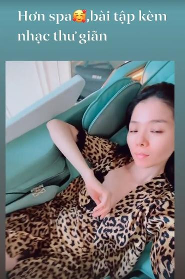 Có nhiều góc khiến fan còn tưởng Lệ Quyên đã có bầu 3-4 tháng với tình trẻ. Tuy nhiên, có lẽ là do bộ đầm ngủ phản chủ mà thôi.