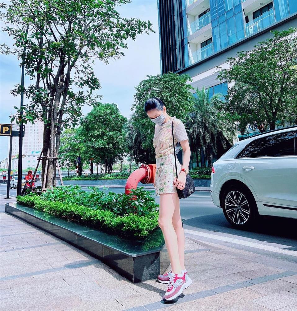 Việc kiên trì tập luyện nhiều tháng qua giúp ca sĩ Lệ Quyên độ body săn chắc không chút mỡ thừa nhưng cũng vì thế mà vòng 1 không còn mơn mởn như xưa nữa.