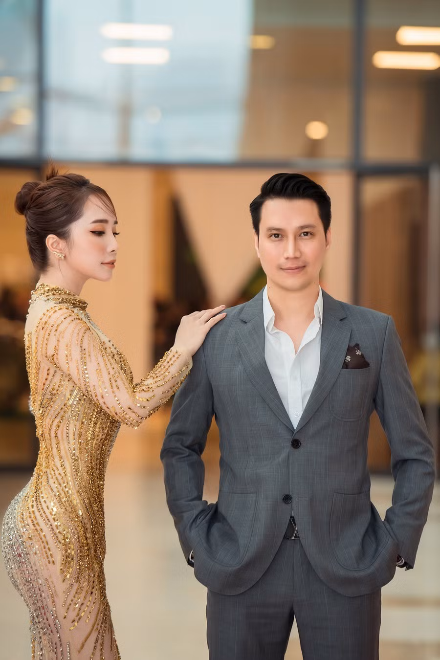 Trên thảm đỏ cả hai là cặp đôi ăn ý, sự lịch lãm của Việt Anh luôn làm tăng thêm phần nữ tính, gợi cảm cho Quỳnh Nga.