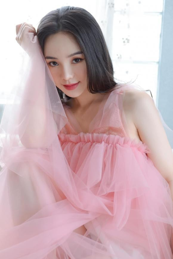 "... Muốn ngắm hoàng hôn một cách trọn vẹn luôn phải kiên nhẫn chờ đợi một ngày dài trôi qua. Giống như việc muốn có một cuộc đời an yên phải học cách cố gắng không ngừng tiến về phía trước. Quỳnh tin một ngày nào đó, mọi nỗ lực của chúng mình nhất định sẽ được hồi đáp xứng đáng".